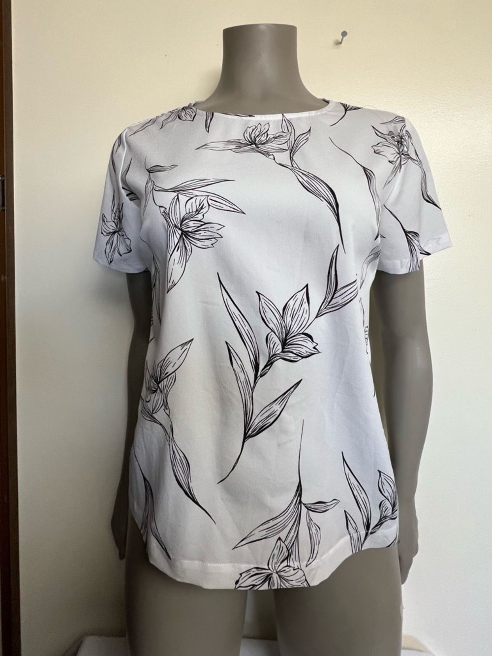 a new day White Short-Sleeve Floral Line Tee